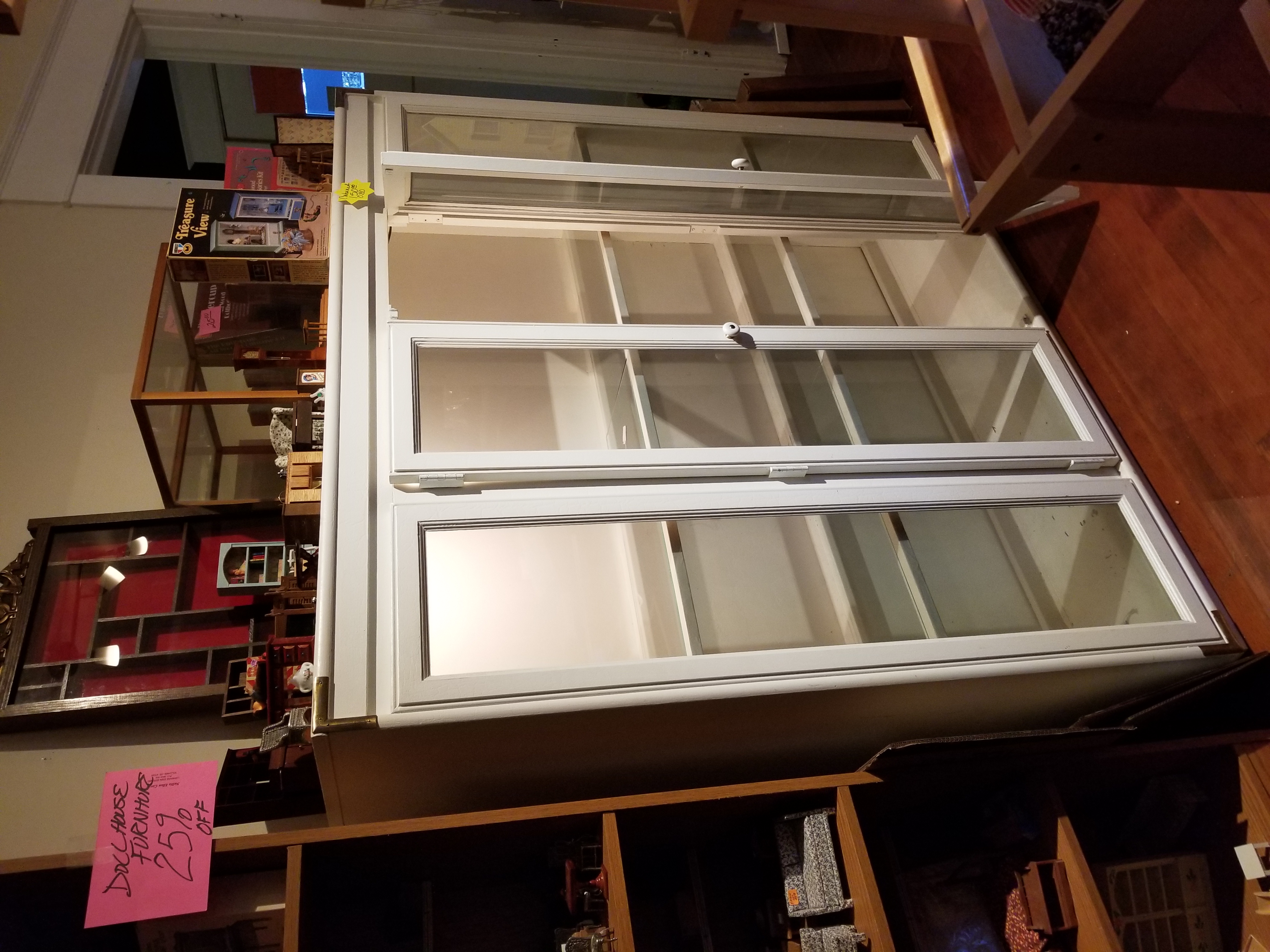 Beautiful display cabinet with lights and plate rails